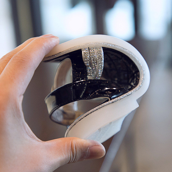 Mūsdienīgas bērnu sandales meitenēm ar plānām lencītēm un akmeņiem