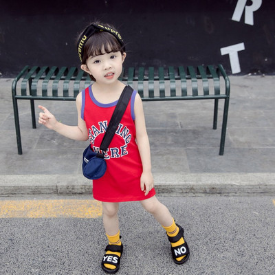 Sportiska bērnu kleita ar ovālu kakla izgriezumu