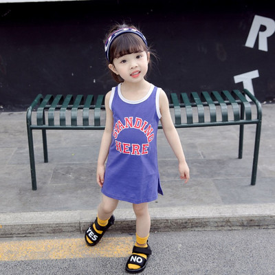 Sportiska bērnu kleita ar ovālu kakla izgriezumu