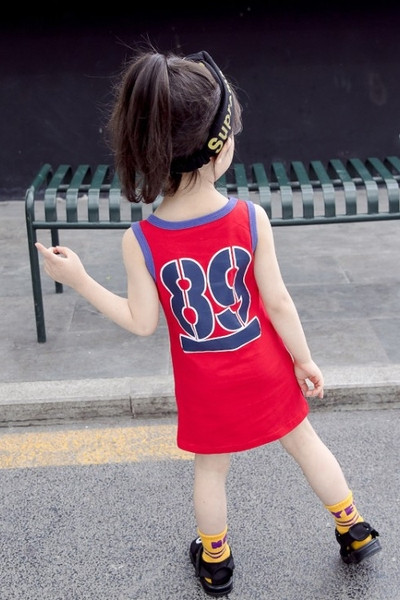 Sportiska bērnu kleita ar ovālu kakla izgriezumu