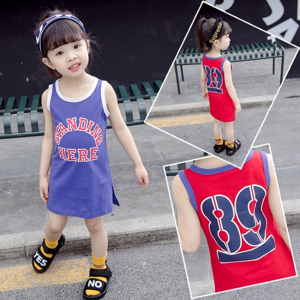 Sportiska bērnu kleita ar ovālu kakla izgriezumu