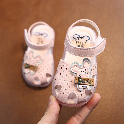 Aktuālās bērnu sandales ar 3D elementu meitenēm