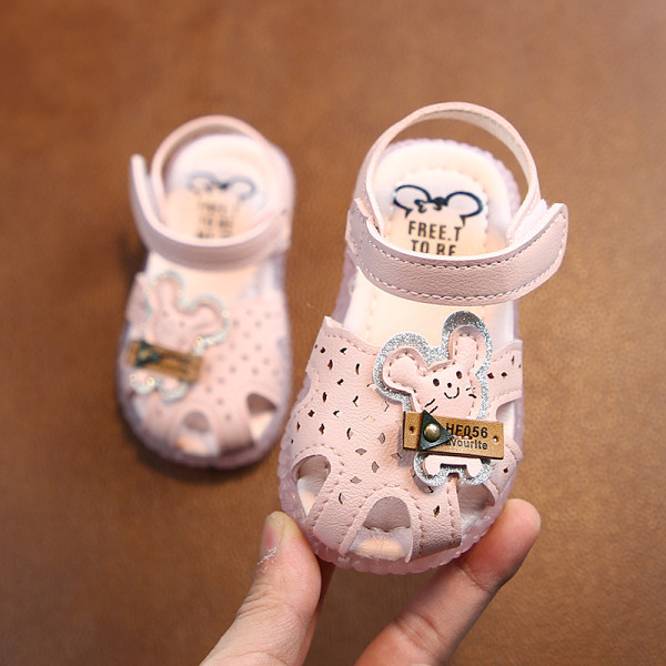 Aktuālās bērnu sandales ar 3D elementu meitenēm