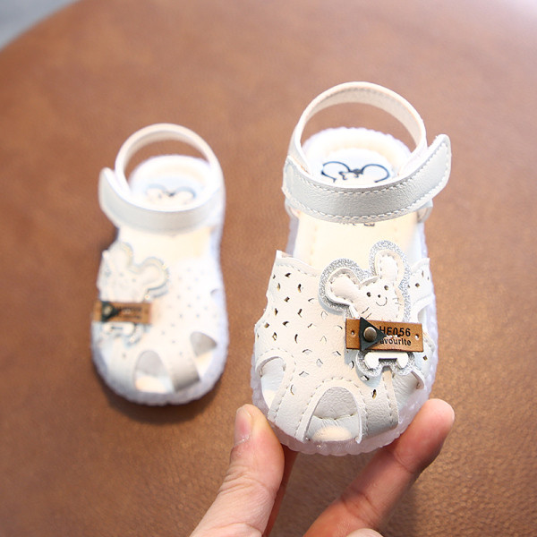 Aktuālās bērnu sandales ar 3D elementu meitenēm