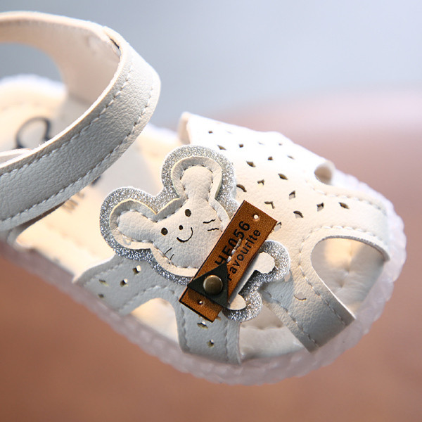 Aktuālās bērnu sandales ar 3D elementu meitenēm