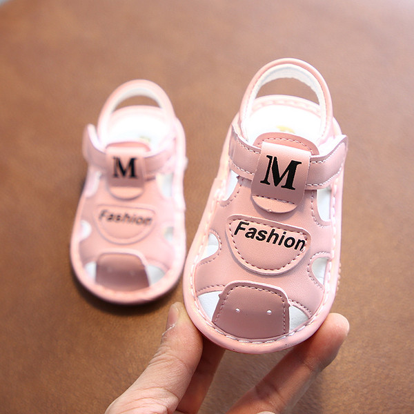 Kūdikių basutės su lipdukais ir užrašu berniukams ir mergaitėms