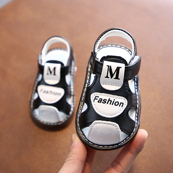 Kūdikių basutės su lipdukais ir užrašu berniukams ir mergaitėms