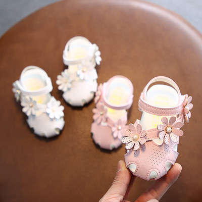 Модерни бебешки сандали с цветя за момичета