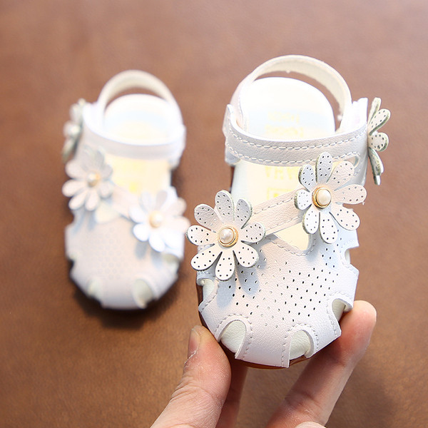 Moodsad lilledega sandaalid tüdrukutele