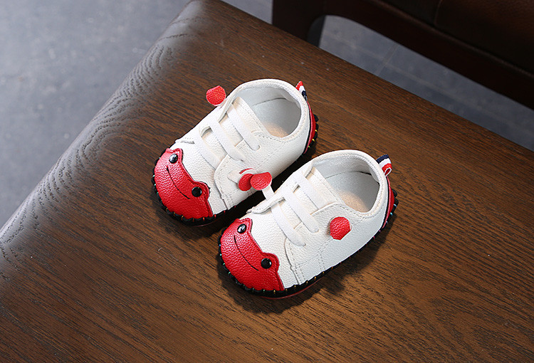 Zīdaiņu apavi no eko ādas ar uzlīmēm zēniem