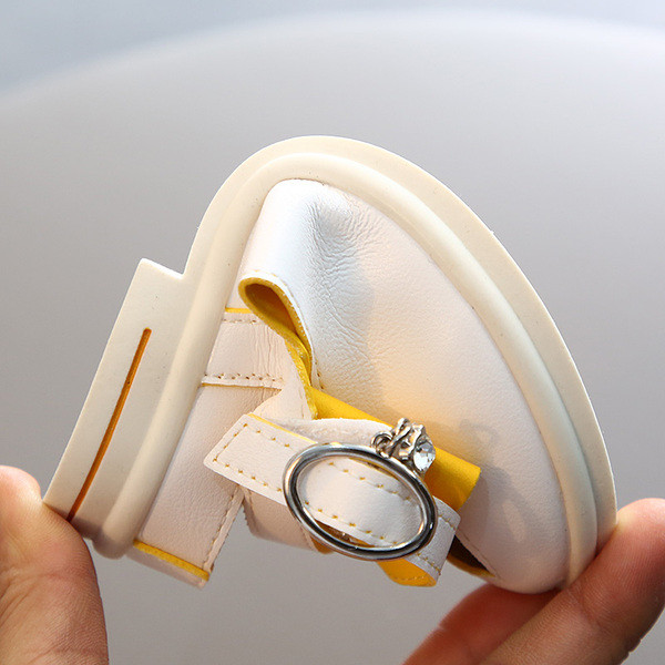 Aktuālās bērnu sandales meitenēm no eko ādas ar lentīti