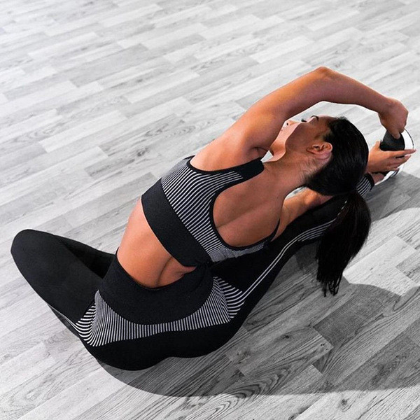 Pašreizējais sieviešu topu komplekts ar platām lencēm un legingi ar augstu vidukli