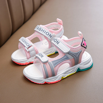 Aktuālās bērnu sandales meitenēm ar ielāpiem un raupju zoli