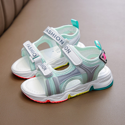 Aktuālās bērnu sandales meitenēm ar ielāpiem un raupju zoli