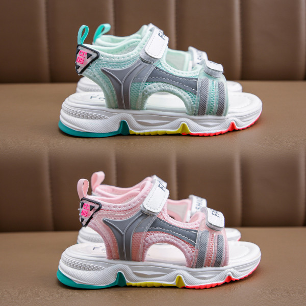 Aktuālās bērnu sandales meitenēm ar ielāpiem un raupju zoli