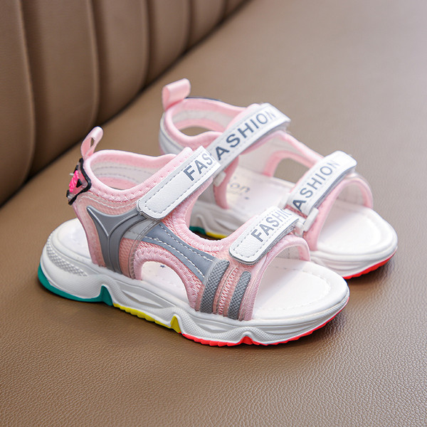 Aktuālās bērnu sandales meitenēm ar ielāpiem un raupju zoli