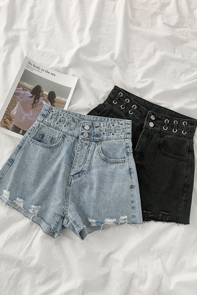 Sieviešu īso džinsu plats modelis ar kabatām un saplēstiem motīviem