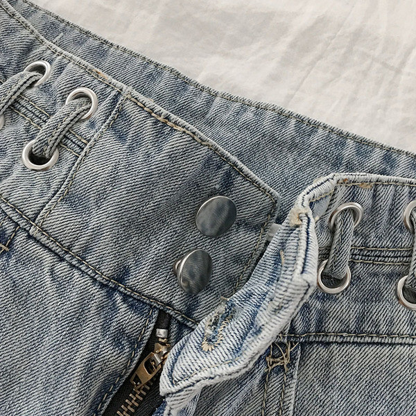 Sieviešu īso džinsu plats modelis ar kabatām un saplēstiem motīviem