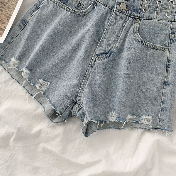 Sieviešu īso džinsu plats modelis ar kabatām un saplēstiem motīviem