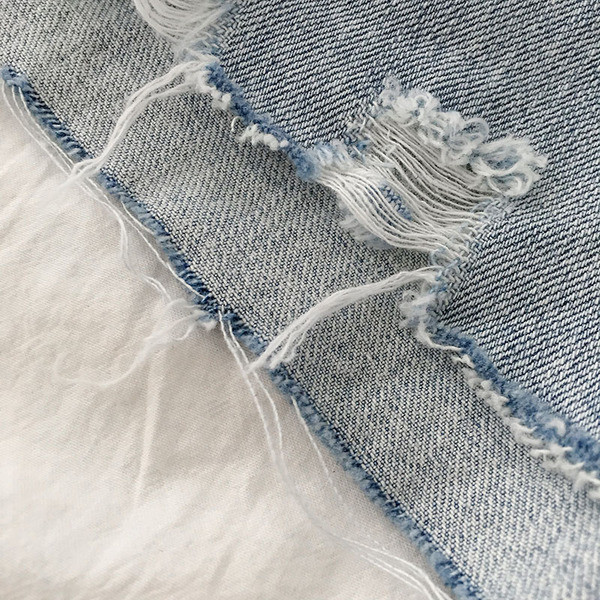 Sieviešu īso džinsu plats modelis ar kabatām un saplēstiem motīviem