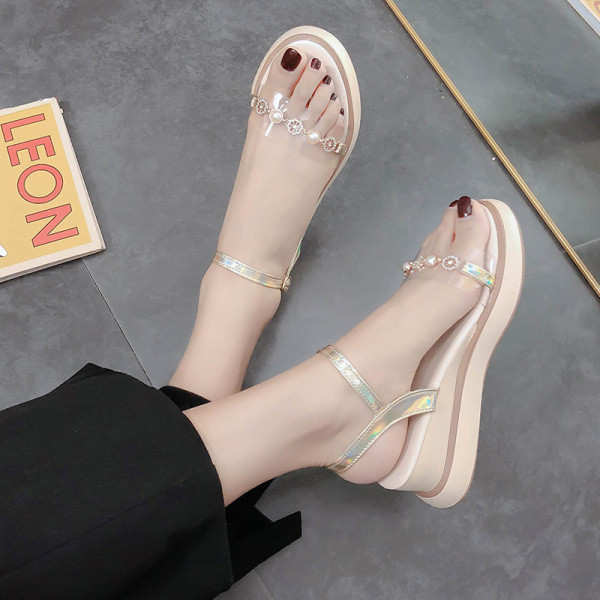 Papuci moderni de dama cu talpa inalta si curea din silicon cu un element din pietre