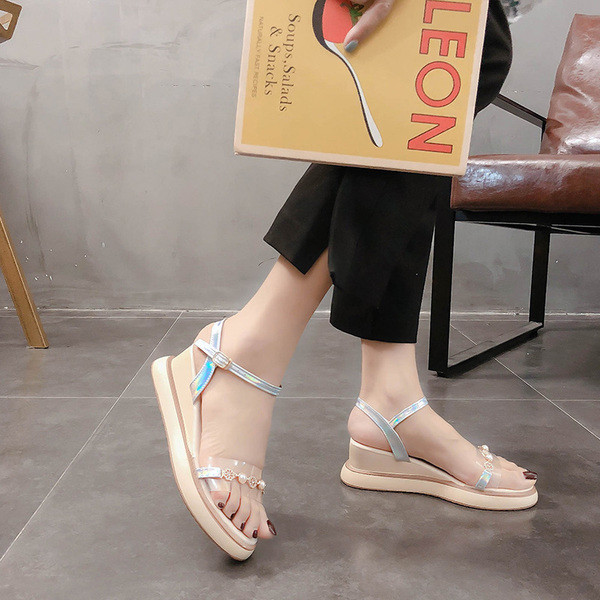 Papuci moderni de dama cu talpa inalta si curea din silicon cu un element din pietre