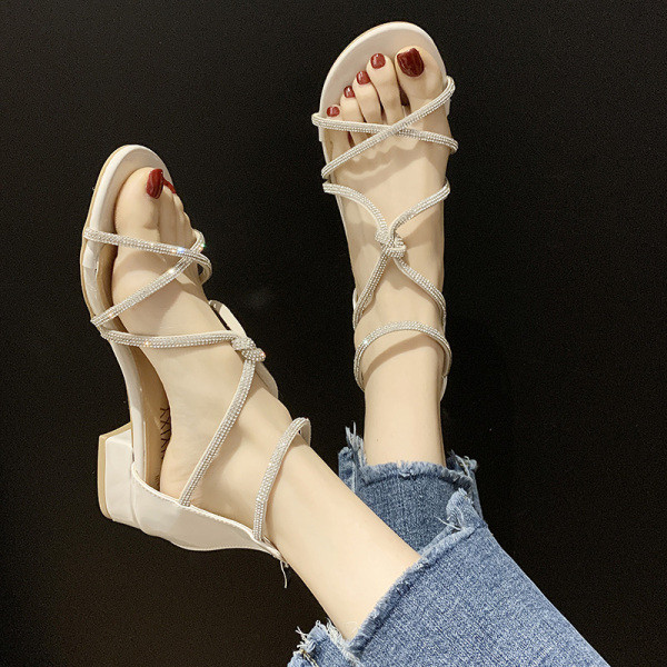 Sieviešu sandales ar zemu kvadrātveida papēdi un lencēm ar spīdīgu efektu