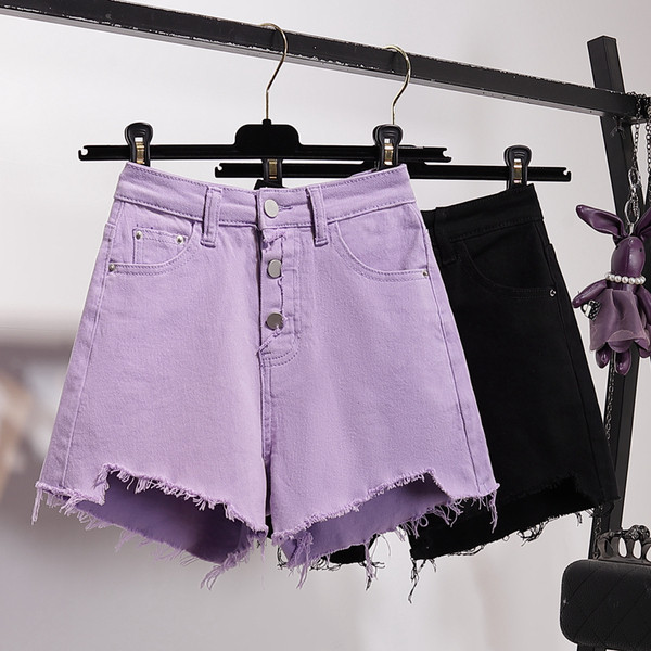 Mūsdienīgi īsi džinsi ar izgriezumiem un pogām