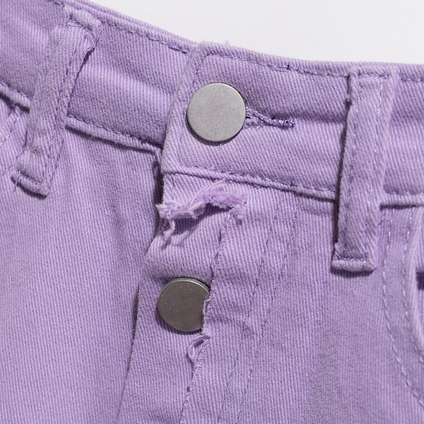 Mūsdienīgi īsi džinsi ar izgriezumiem un pogām