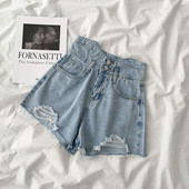 Rövid női farmer magas derékkal, szakadt motívumokkal