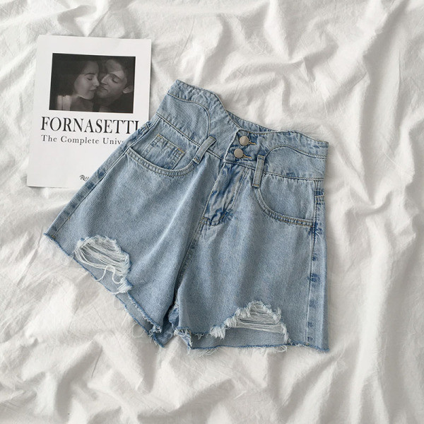 Rövid női farmer magas derékkal, szakadt motívumokkal