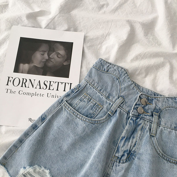 Rövid női farmer magas derékkal, szakadt motívumokkal