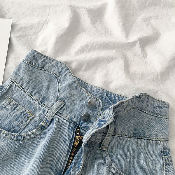 Rövid női farmer magas derékkal, szakadt motívumokkal