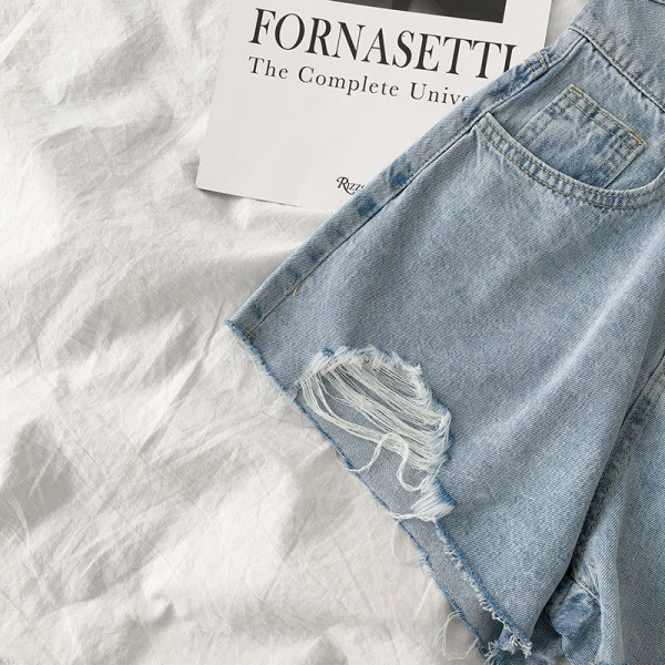 Rövid női farmer magas derékkal, szakadt motívumokkal