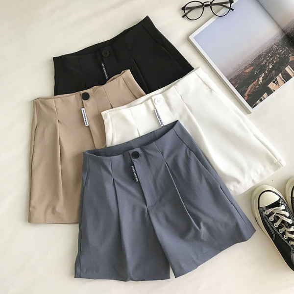 Modes šorti ar augstu vidukli un pogu