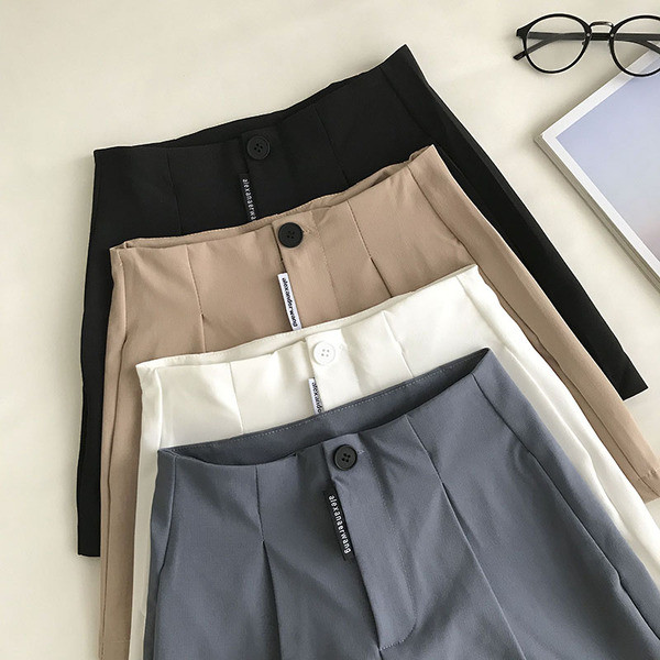 Modes šorti ar augstu vidukli un pogu