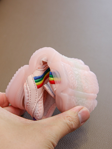 Ikdienas bērnu sandales meitenēm ar krāsainiem izšuvumiem un uzlīmēm