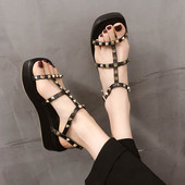 Sieviešu sandales ar augstām zolēm un metāla kniedēm