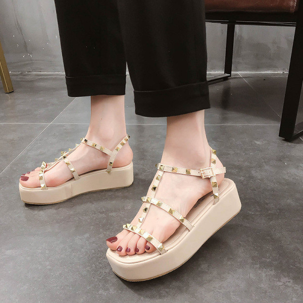 Sieviešu sandales ar augstām zolēm un metāla kniedēm