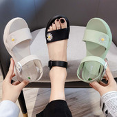 Ādas sieviešu sandales ar krāsainu izšuvumu - ziedu