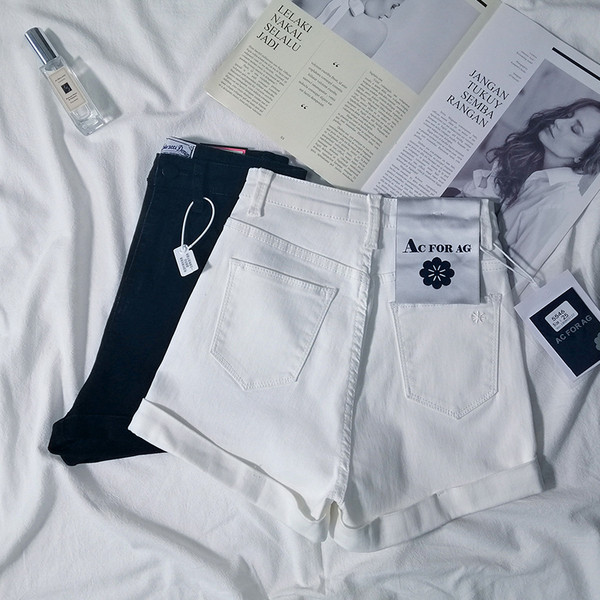 Elastīgi īsi džinsi ar augstu vidukli un kabatām