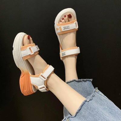 Sporta ikdienas sieviešu sandales ar krāsainu zoli