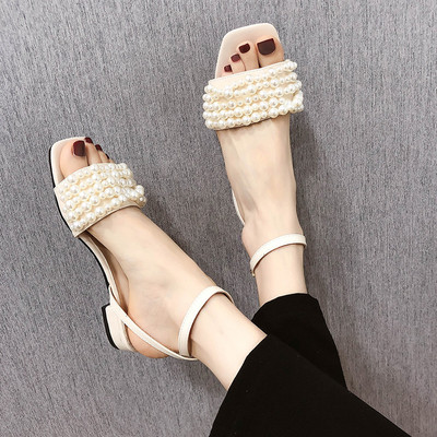 Modernas sieviešu sandales ar zemu papēdi un pērļu elementu