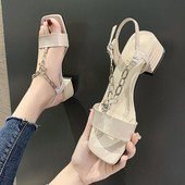 Modernas sieviešu sandales ar metāla elementu un zemu papēdi