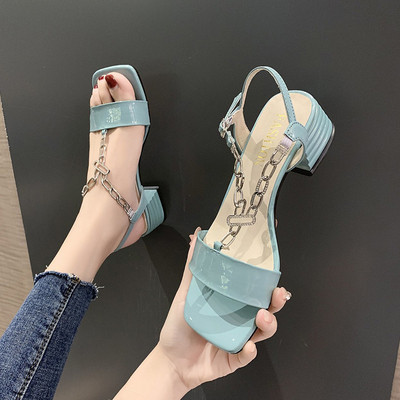 Modernas sieviešu sandales ar metāla elementu un zemu papēdi