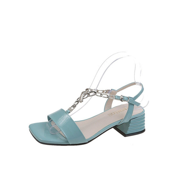 Modernas sieviešu sandales ar metāla elementu un zemu papēdi