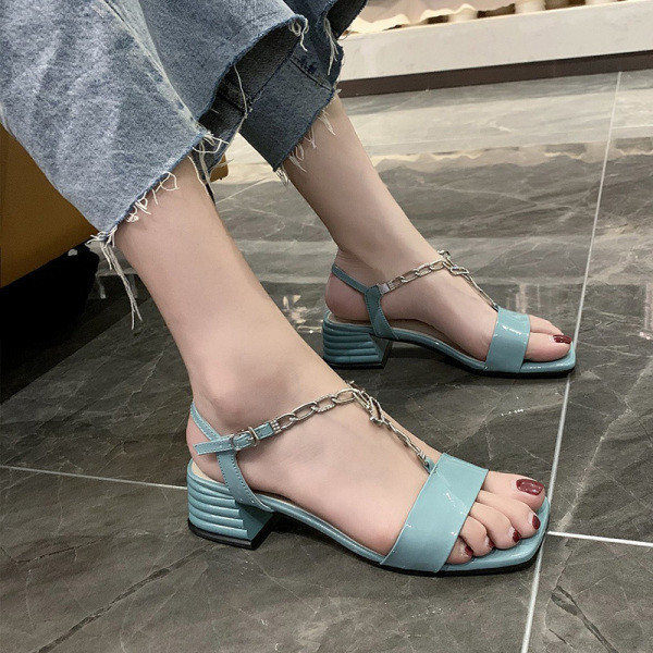 Modernas sieviešu sandales ar metāla elementu un zemu papēdi