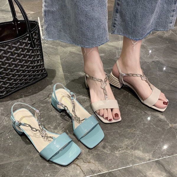 Modernas sieviešu sandales ar metāla elementu un zemu papēdi