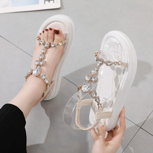 Modernas sieviešu sandales ar augstām zolēm un krāsainiem akmeņiem