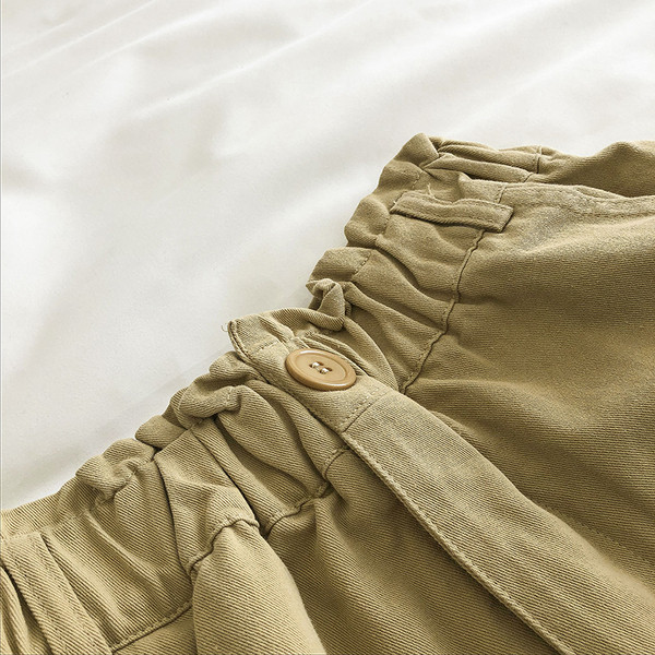 Alkalmi rövidnadrág elasztikus derékkal és gombbal